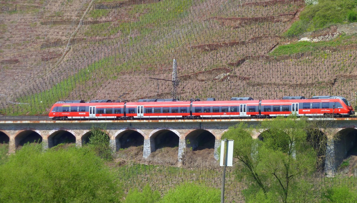 Deutschland, Rheinland-Pfalz, ein ET 442 auf dem Pündericher Hangviadukt auf dem Weg von Trier nach Koblenz (KBS 690 - Moselstrecke). 23.04.2015
