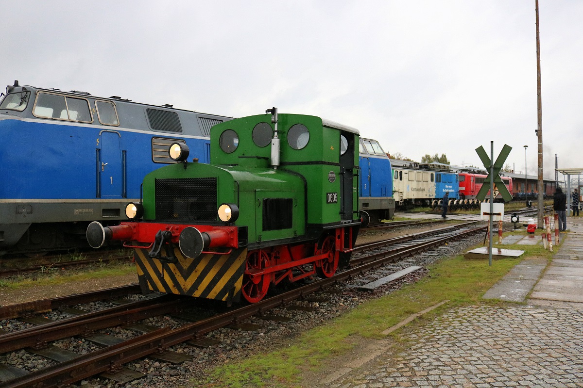 Deutz 42990  0605  durchfährt den Bereich des Historischen Lokschuppens Wittenberge der Dampflokfreunde Salzwedel e.V. während der Fahrzeugschau anlässlich der Herbstdampftage. [7.10.2017 | 14:30 Uhr]