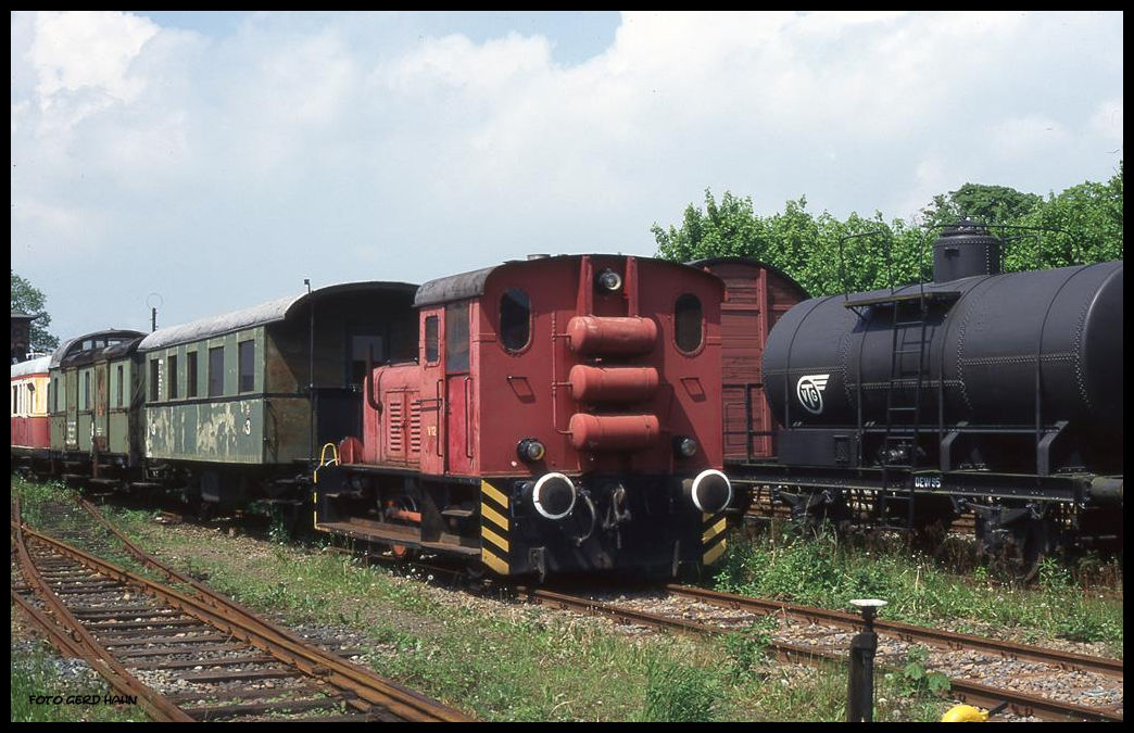 DEW V 12 am 19.05.1997 abgestellt mit anderen Museumsfahrzeugen in Rinteln bei der Dampfeisenbahn Weserbergland.