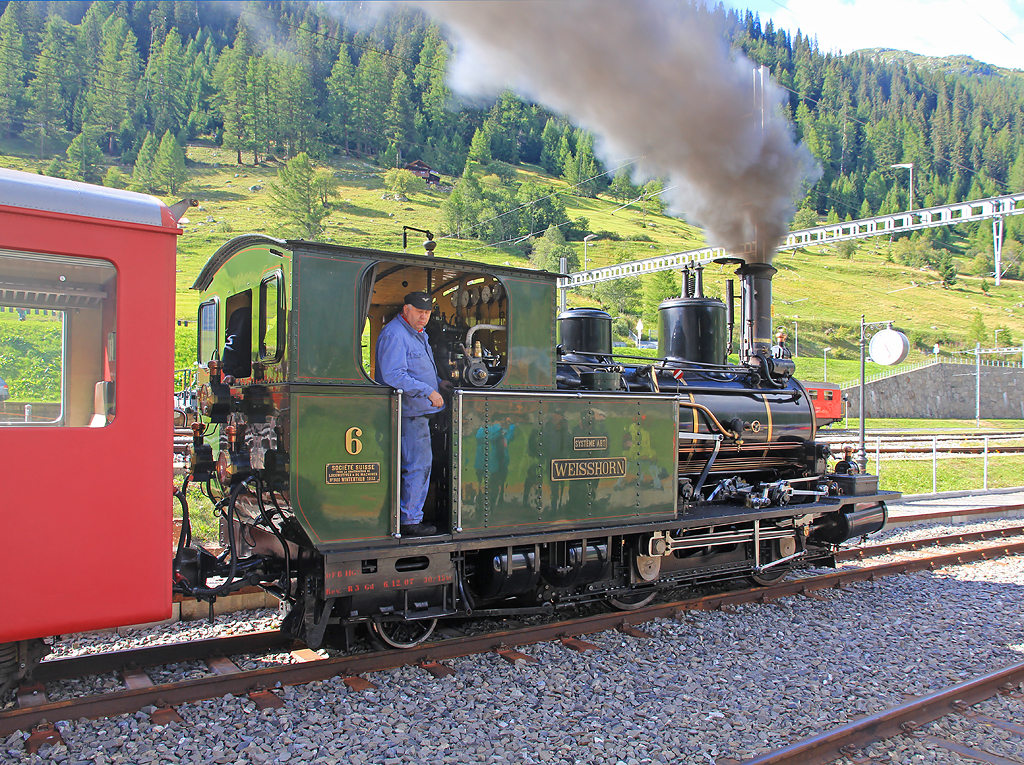 DFB H 2/3 Nr. 6 Weisshorn steht in Oberwald zur Abfahrt bereit. Die Maschine wurde 1902 von der SLM gebaut und trägt die Fabrik-Nr. 1410. Aufnahme vom 16. Aug. 2014, 17:01