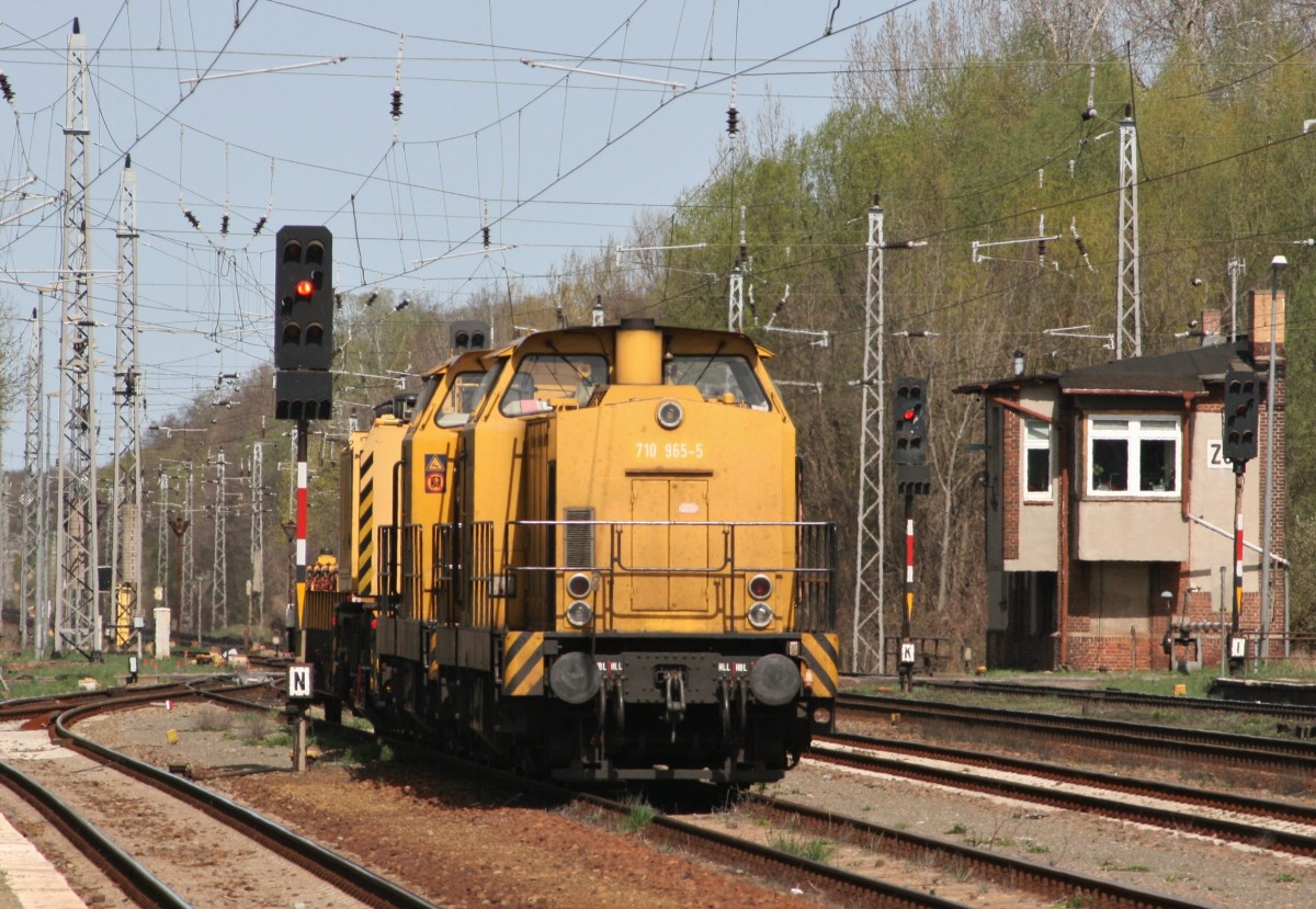 DGT 710 965 mit Bauz 93035 (Stendal–Doberlug-Kirchhain) am 10.04.2011 in Zossen