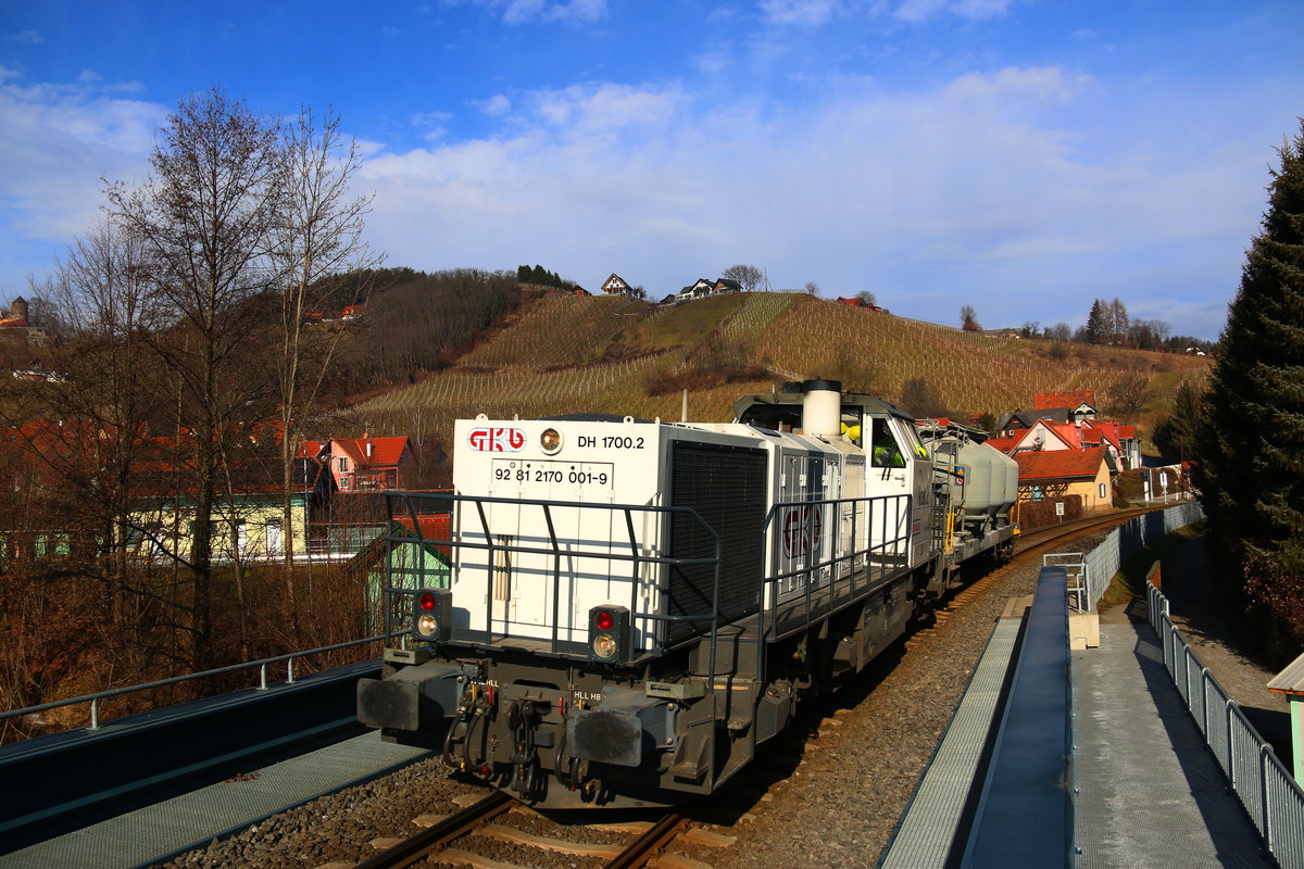 DH1700.2 am wunderbaren Freitag Morgen bei Deutschlandsberg. Mit einem einzelnen Zementwagen fährt Sie in Richtung Anschlussbahn Leibenfeld. 
