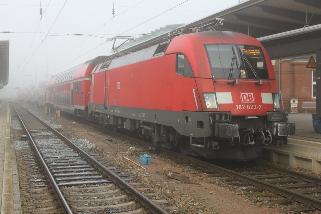 Dichter Nebel herrschte am Mittag des 12.11.2016 als 182 023-2 mit RE 4308 von Rostock Hbf nach Hamburg Hbf im Rostocker Hbf stand.