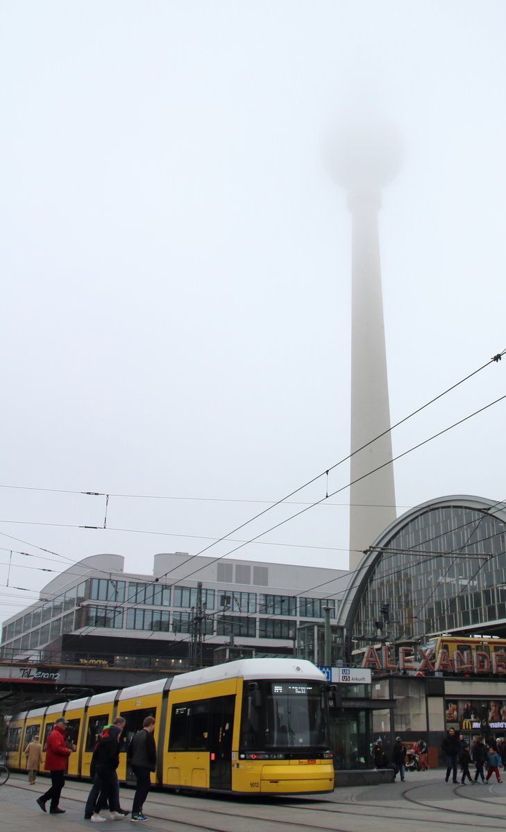 Dichter Nebel umhüllte an diesem grauen Oktobertag den Fernsehturm von Berlin. Nur die Tram bringt ein bisschen Farbe ins Bild.

Berlin Alexanderplatz, 17. Oktober 2016