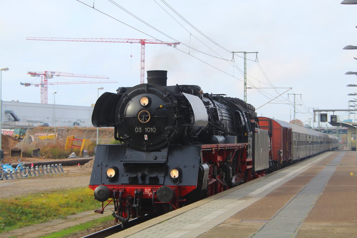 Die 03 1010 fuhr den Sonderzug von Treysa nach Heidelberg Hbf hier bei der Einfahrt in Heidelberg Hbf am 01.12.2018.
