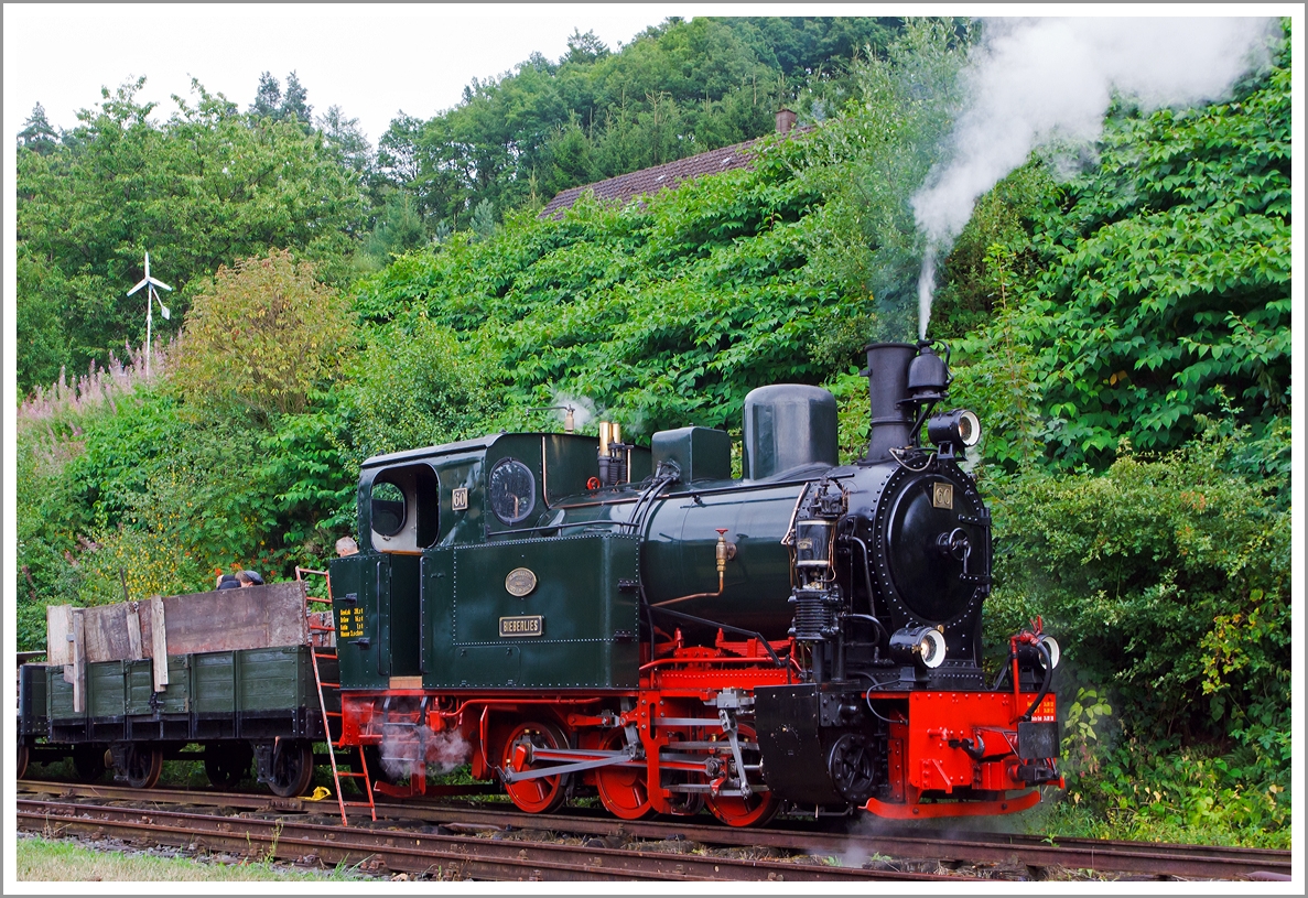 Die 1.000 mm C-Kuppler Dampflokomotive Nr. 60  BIEBERLIES  der Sauerländer Kleinbahn (Märkische Museums-Eisenbahn e.V.), ex Nr. 60 der Kleinbahn Gießen - Bieber, am 18.08.2013 im Bahnhof Hüinghausen beim der Bekohlung.

Die Lok wurde 1923 bei Henschel & Sohn in Kassel unter der Fabriknummer 19979 gebaut.
Die meterspurige Kleinbahn Gießen - Bieber (Biebertalbahn) insgesamt drei baugleiche Lokomotiven von der Firma Henschel & Sohn. Bei der Kleinbahn wurde die Lok zuerst als Nr. 2 und später aus unbekannten Gründen als Nr. 60 bezeichnet.
Nach der Einstellung der Bahn 1964 blieb sie als einzige Maschine erhalten.

Technische Daten:   
Spurweite: 1.000 mm
Bauart:  Cn2t
Gattung:  K 33.10
Leistung: ca. 200 PS
Zugkraft: 5.310kg
Dienstgewicht:  28,2 t
Kohlevorrat:  1,5 t
Wasservorrat:  3,0 cbm
Raddurchmesser:  830 mm
Achsstand: 2.400 mm
Länge über Puffer: 7.400 mm
Höchstgeschwindigkeit:  30 km/h
Kesseldruck:  12 bar
Rostfläche:  1,1 qm
Heizfläche:  53,6 qm
Zylinderdurchmesser:  350 mm
Kolbenhub:  400 mm
Steuerung : Heusinger, außen
Bremsen: K-Br/Hbr 
Bremsgewicht:  16,2 t