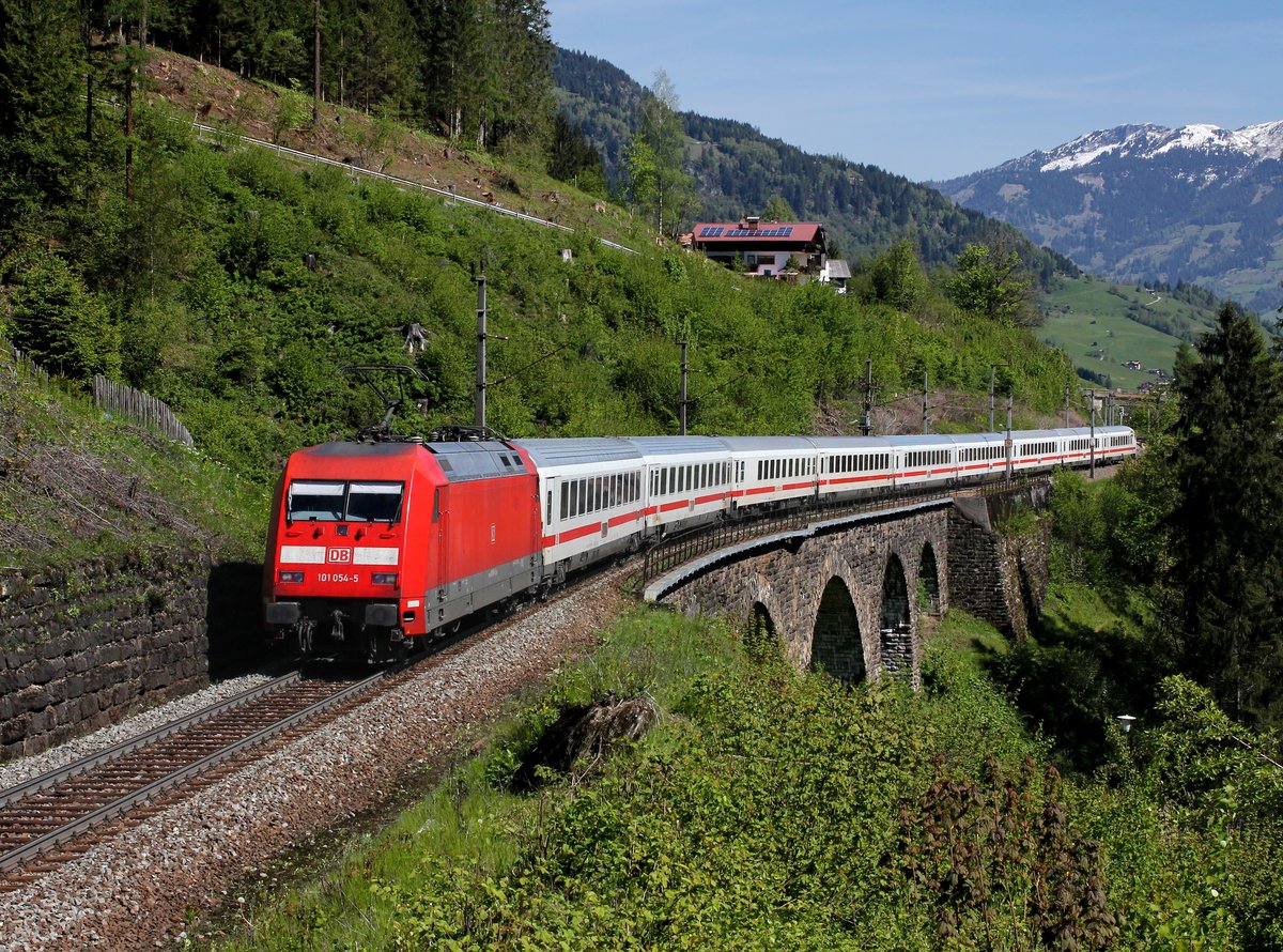 Die 101 054 mit einem EC am 21.05.2016 unterwegs bei Bad Hofgastein.