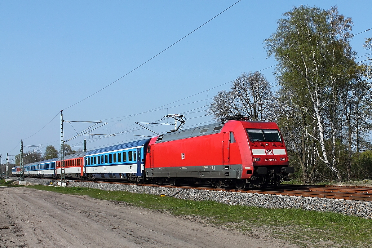 Die 101 058-6 mit dem EC 179 von Rostock Hbf nach Praha hl.n. am 19.04.2014 in Nasseneheide.