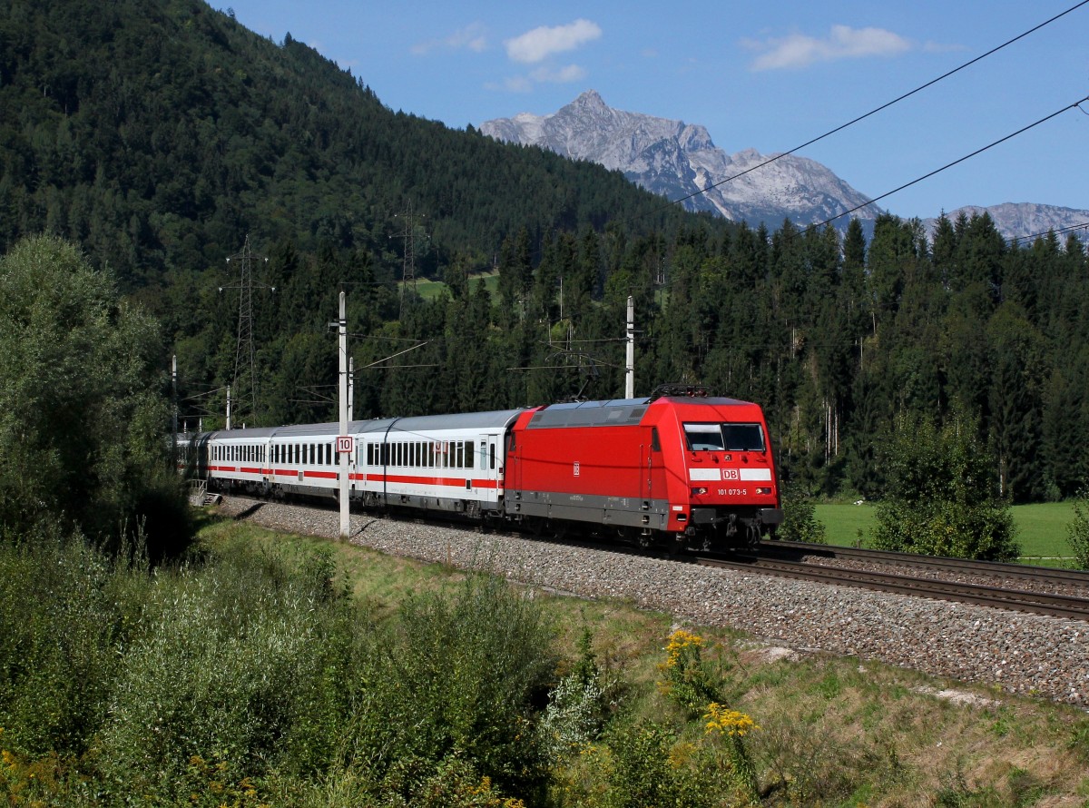 Die 101 073 mit einem EC nach Graz am 12.09.2015 unterwegs bei Bischofshofen.