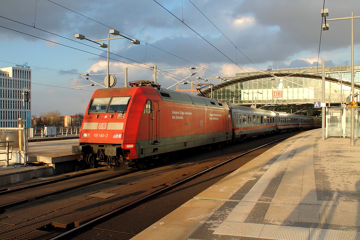 Die 101 140-2 mit dem IC 140 von Berlin Ostbahnhof nach Amsterdam Centraal verläßt am 25.02.2015 den Berliner Hauptbahnhof.
