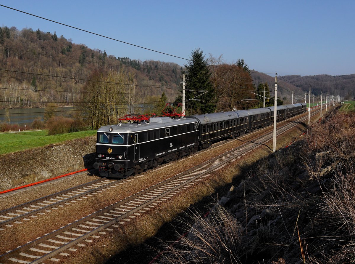 Die 1010 015 mit einem Sonderzug am 08.04.2018 unterwegs bei Wernstein.