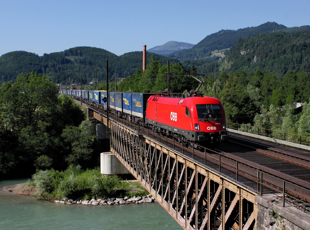 Die 1016 003 mit einem umgeleiteten KLV-Zug am 16.06.2012 bei der Überfahrt über die Salzach bei Golling.