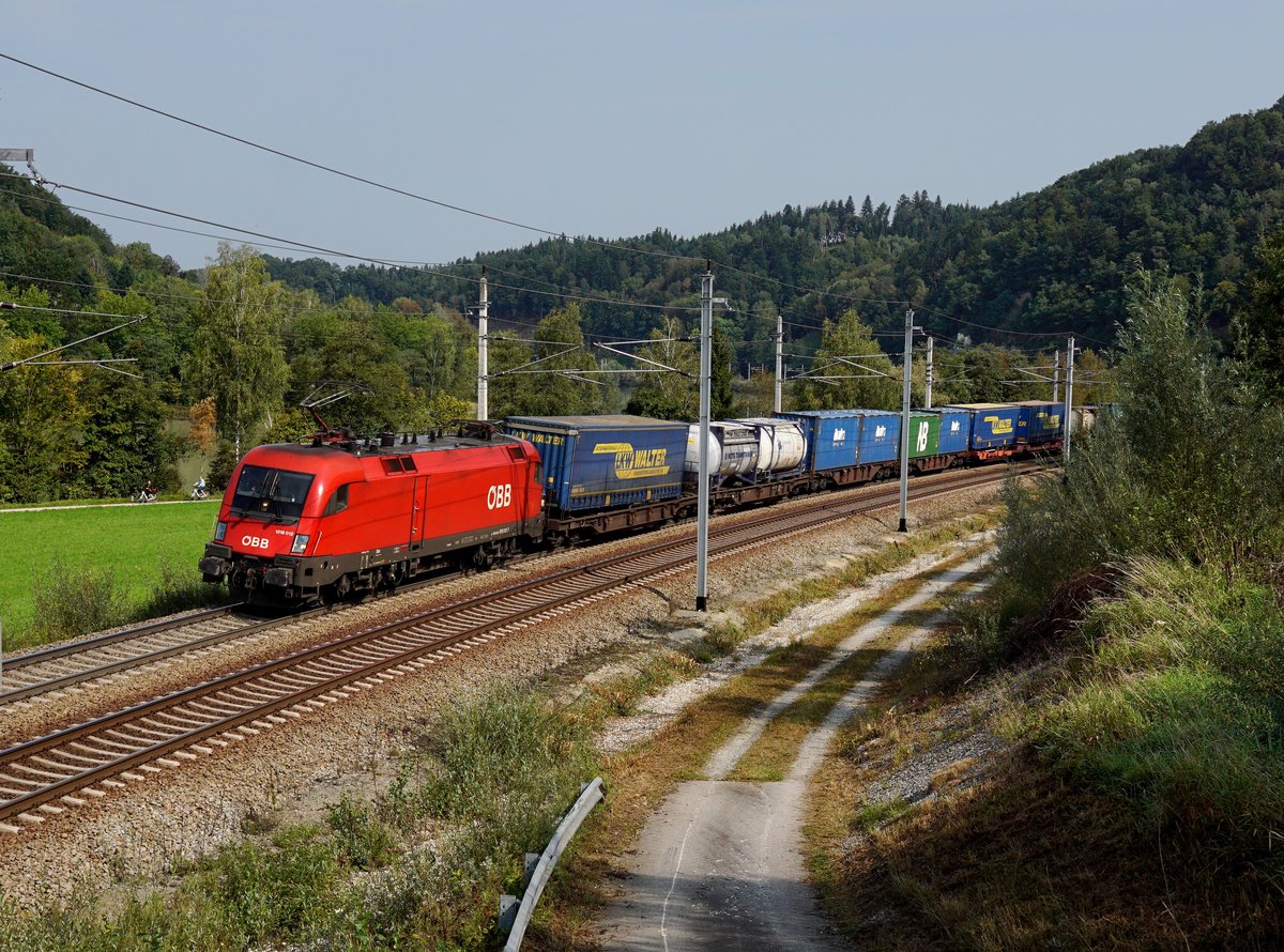 Die 1016 012 mit einem KLV-Zug am 09.09.2017 unterwegs bei Wernstein.