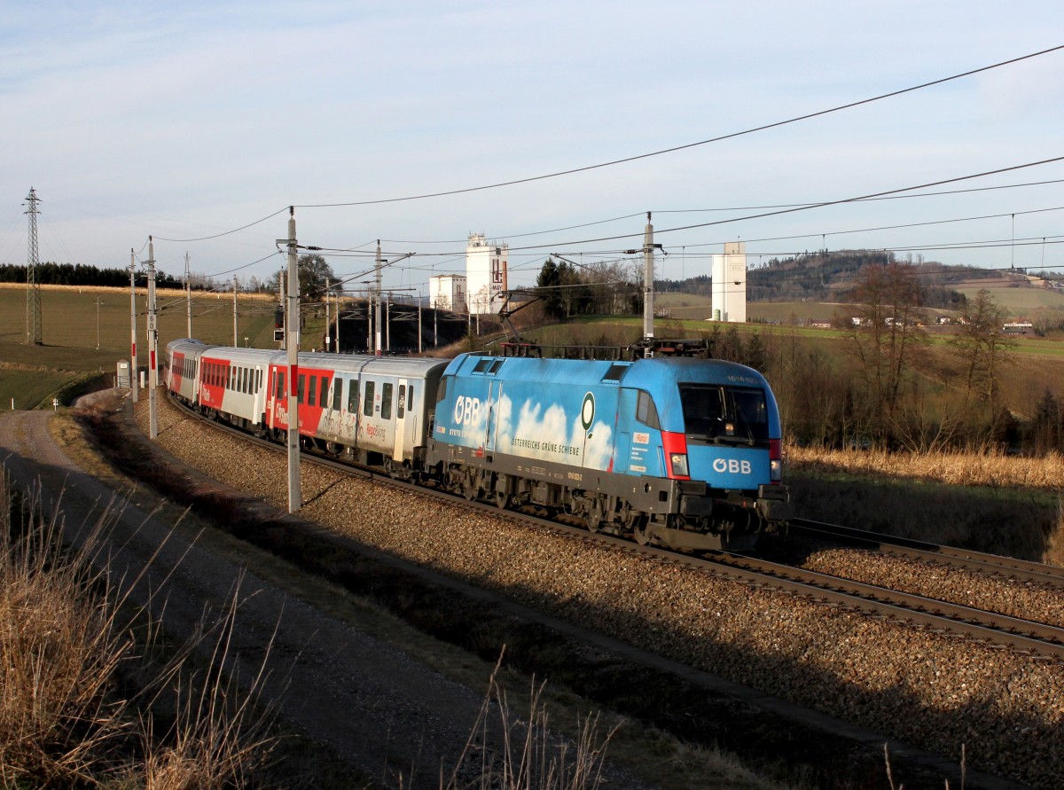 Die 1016 023 mit einem REX nach Linz am 08.02.2014 unterwegs bei Haiding.