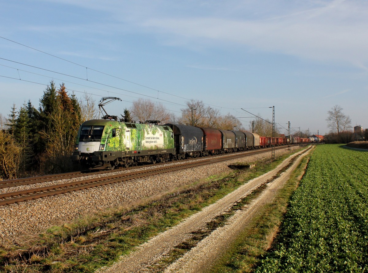 Die 1016 023 mit einem Güterzug am 28.12.2015 unterwegs bei Langenisarhofen.