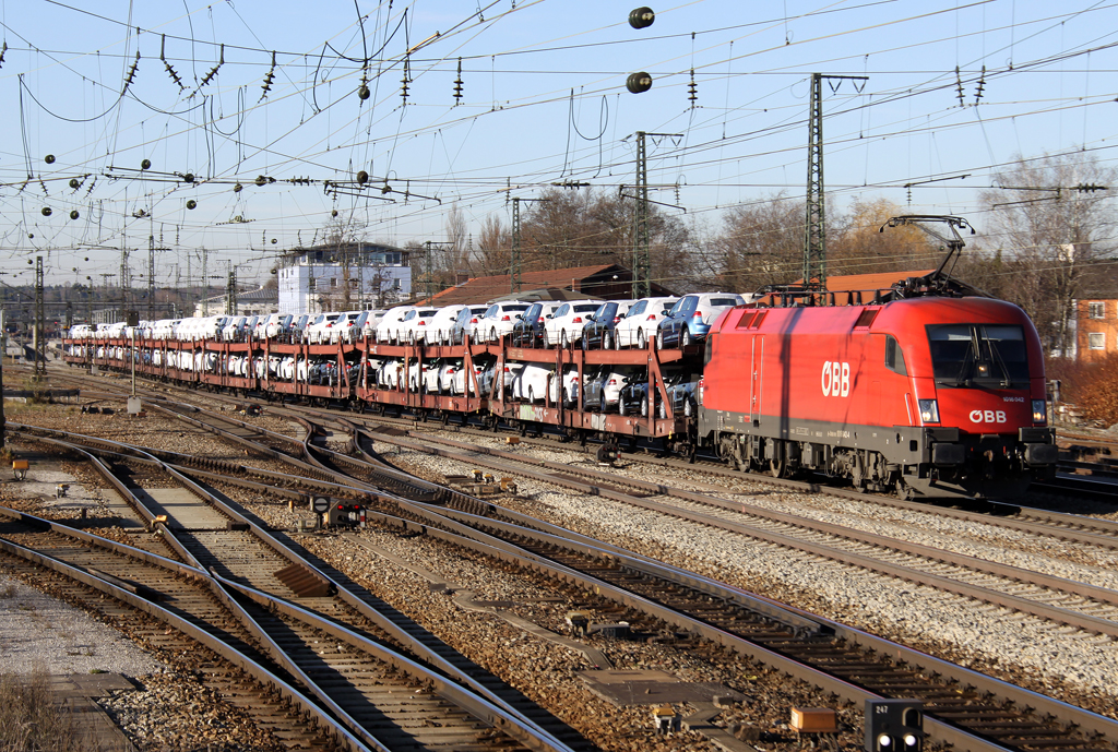 Die 1016 042 der ÖBB mit Autos aus München Nord durch Rosenheim Richtung Salzburg am 10.12.2013