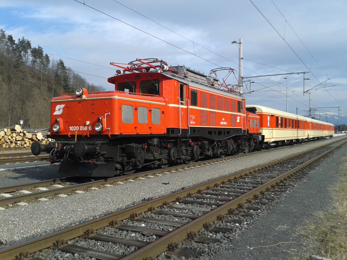 Die 1020 018-6 der Lienzer Eisenbahnfreunde am 1.3.2015 mit SGAG 96588 von Ebenfurth nach Lienz. Mit dabei hat sie drei in Ungarn neu restaurierte Schlierenwagen. Hier zu sehen bei einem kurzen Aufenthalt im Bahnhof Mllbrcke-Sachsenburg. 