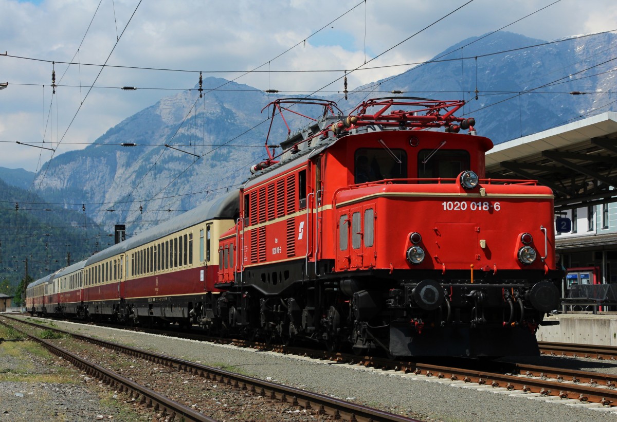 Die 1020 018 mit dem SLP 14753 in Saalfelden am 24.05.2014.