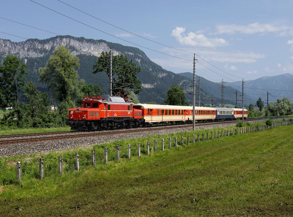 Die 1020 018 mit einem Sonderzug nach Innsbruck am 31.05.2018 unterwegs bei St. Johann in Tirol