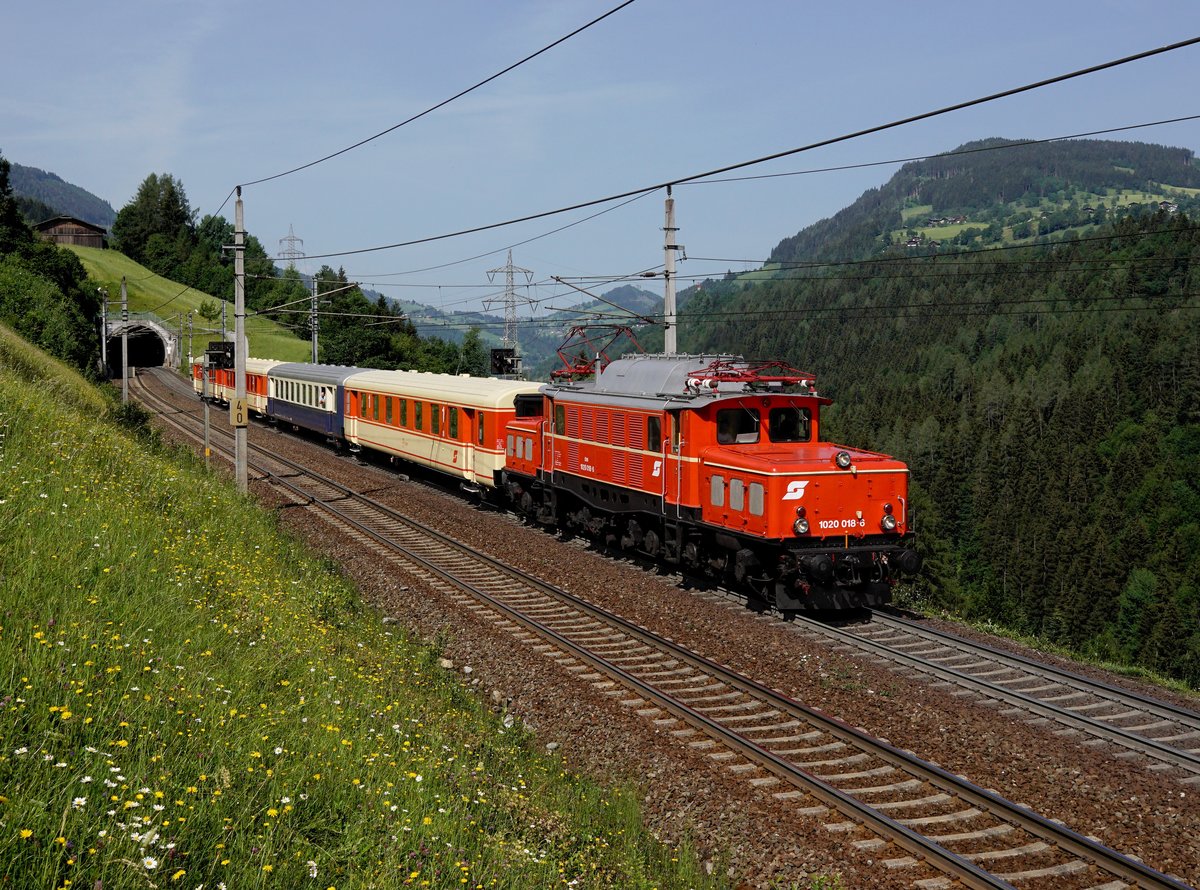 Die 1020 018 mit einem Sonderzug nach Innsbruck am 31.05.2018 unterwegs bei Loifarn.