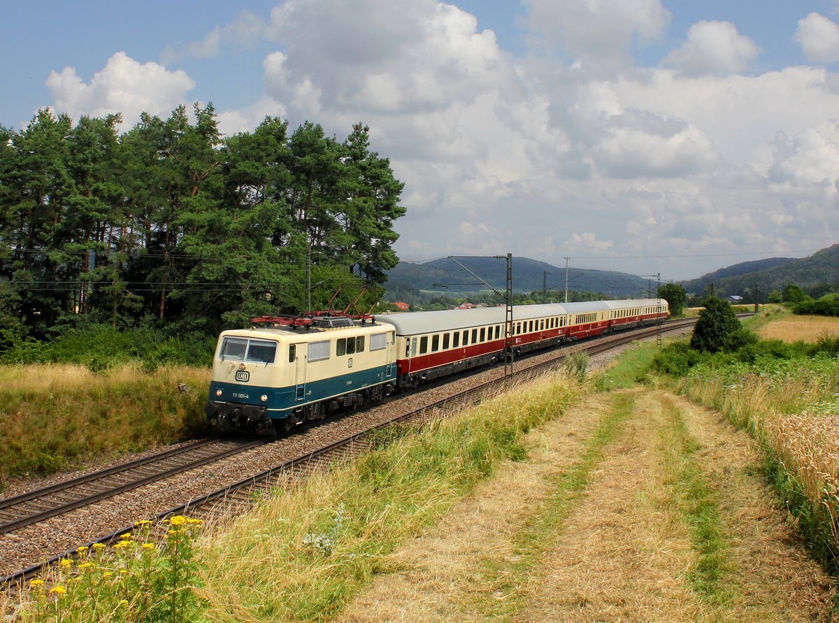 Die 111 001 mit einem Sonderzug nach Nürnberg am 24.07.2016 unterwegs bei Kerschhofen.