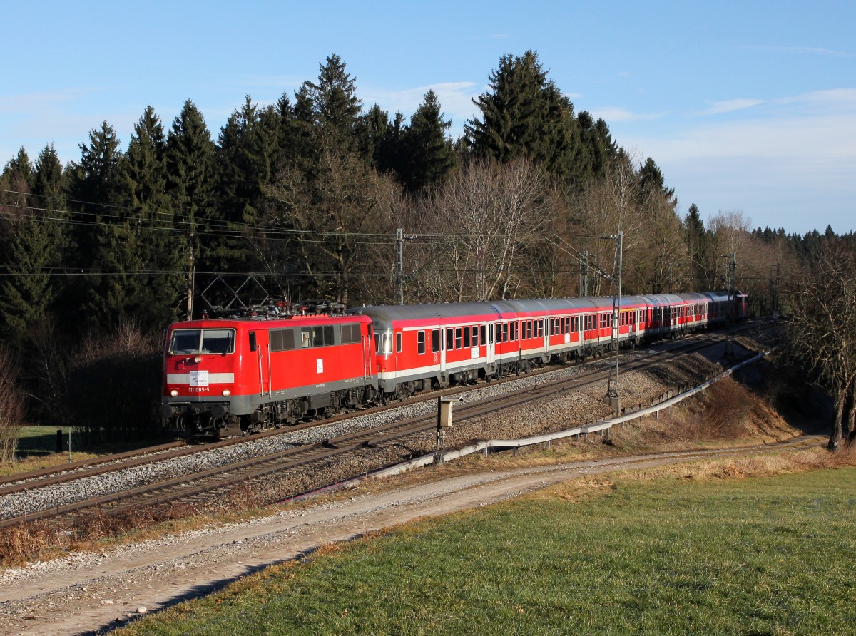Die 111 005 mit einem M nach München am 28.12.2013 unterwegs bei Grabenstätt.