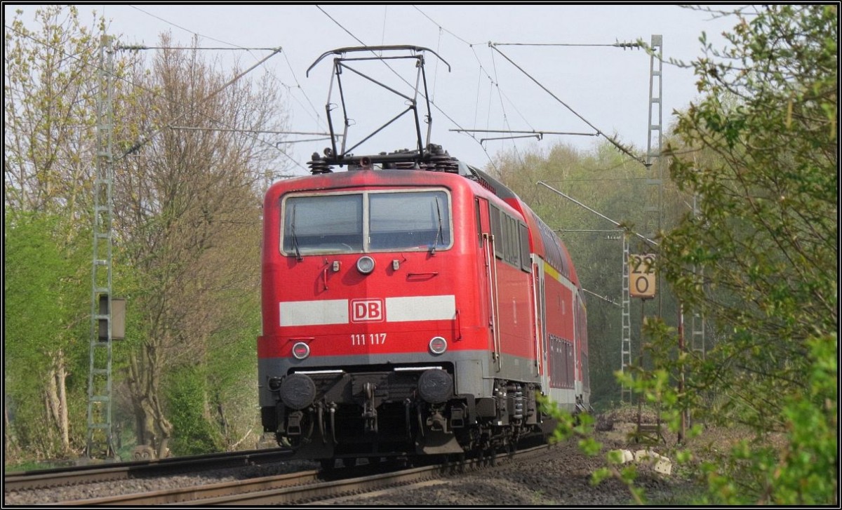 Die 111 117 im Regionalverkehr,hier zu sehen als Nachschuß am Wupper Express auf dem Weg nach Dortmund. Szenario Anfang April 2015 auf der Kbs 485 bei Rimburg.