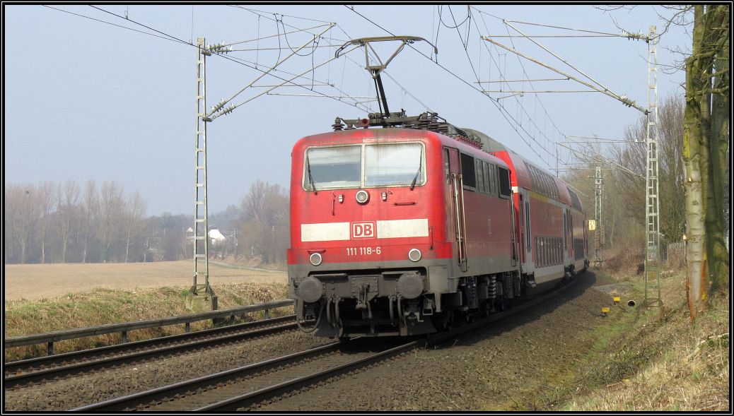 Die 111 118-6  schiebt den Wupper Express (RE4) vor sich hin in Richtung Dortmund.  Szenario bildlich erfasst am BÜ bei Rimburg,unweit von Übach Palenberg, auf der Kbs 485 am 18.03.15.