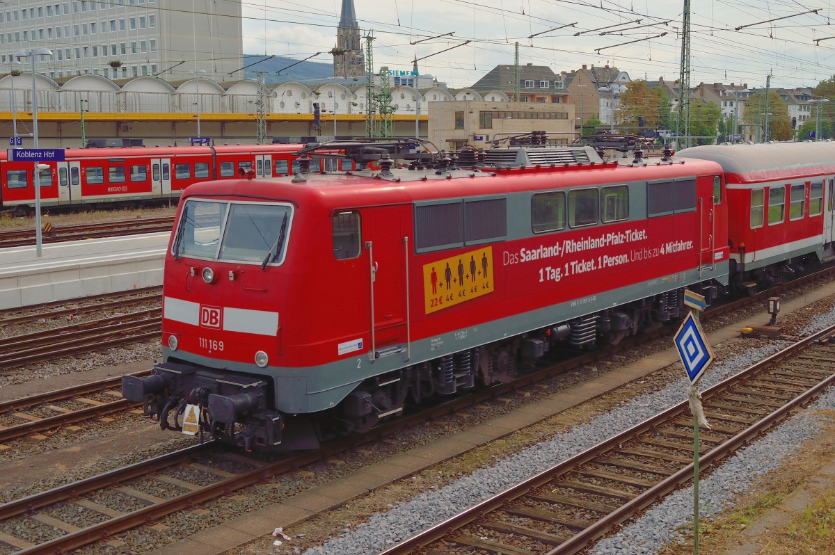 Die 111 169 steht mit einem N-Wagenzug in Koblenz Hbf abgestellt. 21.9.2013