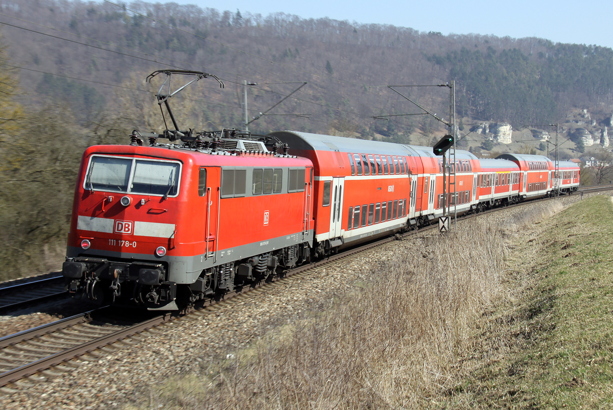 Die 111 178-0 mit der RB von München nach Treuchtlingen bei Dollnstein am 12.03.2014