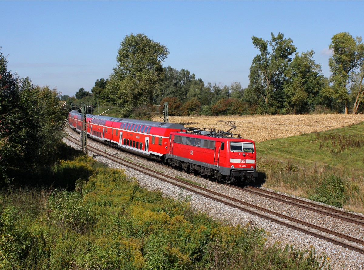 Die 111 201 mit einem RE nach München am 19.09.2015 unterwegs bei Langenisarhofen.
