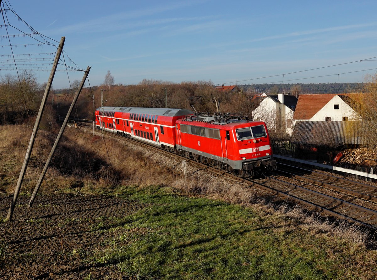 Die 111 216 mit einem Pbz am 28.12.2018 unterwegs bei Fahlenbach.