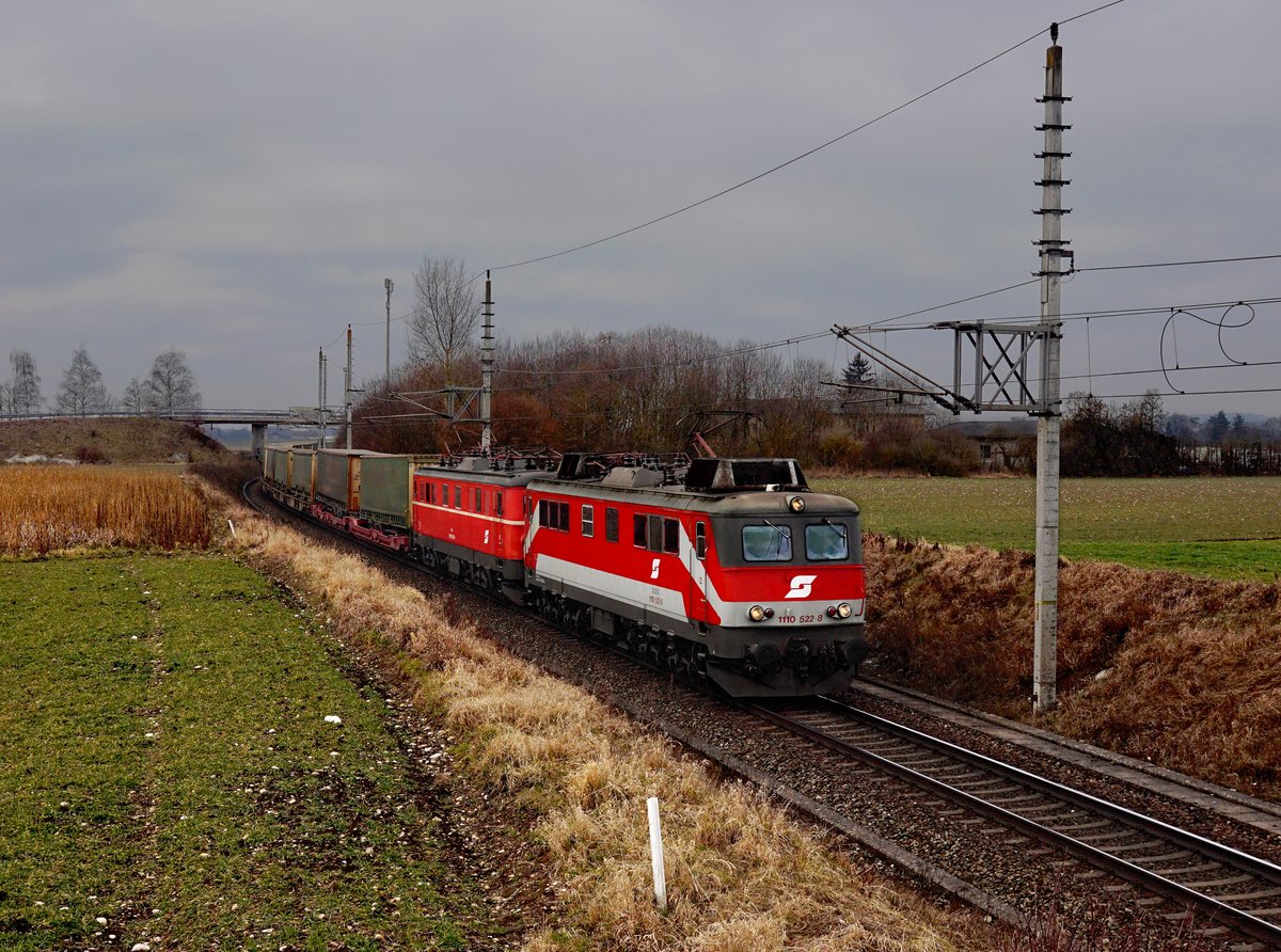 Die 1110 522 und die 1010 003 mit einem KLV-Zug am 11.03.2018 unterwegs bei Marchtrenk.