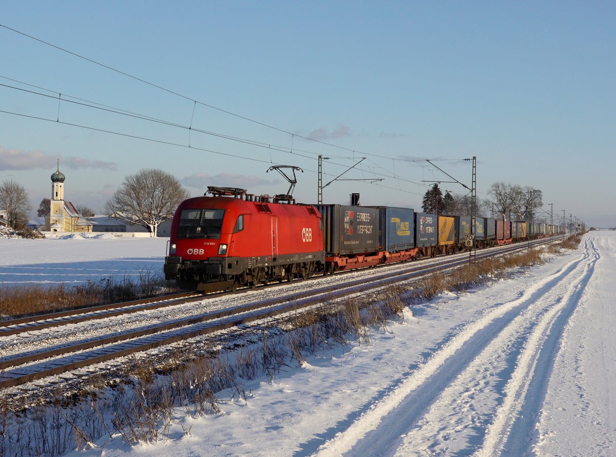 Die 1116 037 mit einem KLV-Zug am 06.01.2017 unterwegs bei Amselfing.