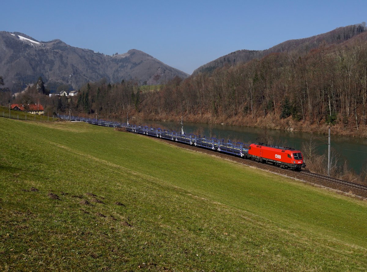 Die 1116 067 mit einem umgeleiteten leeren Autozug am 25.03.2018 unterwegs bei Trattenbach/Enns.