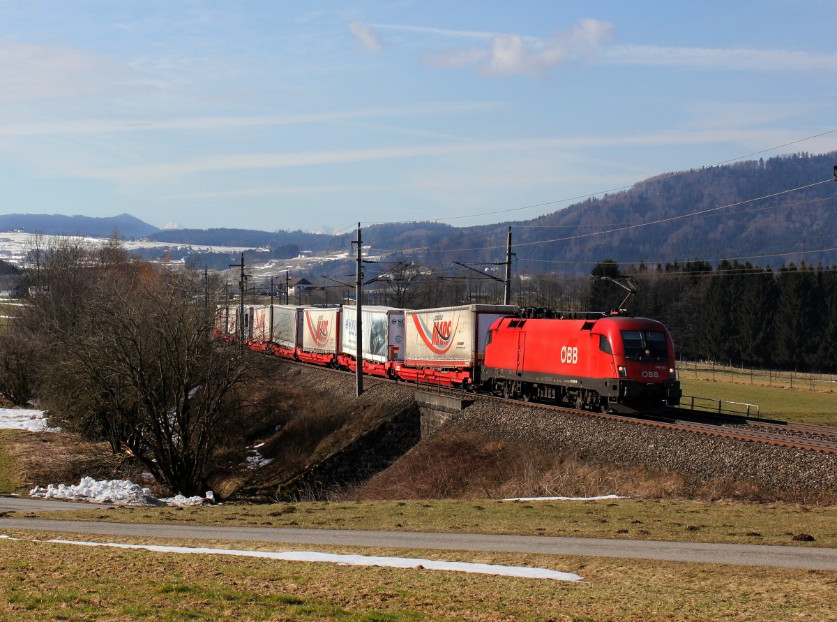 Die 1116 093 mit einem KLV-Zug am 07.03.2015 unterwegs bei Eck.