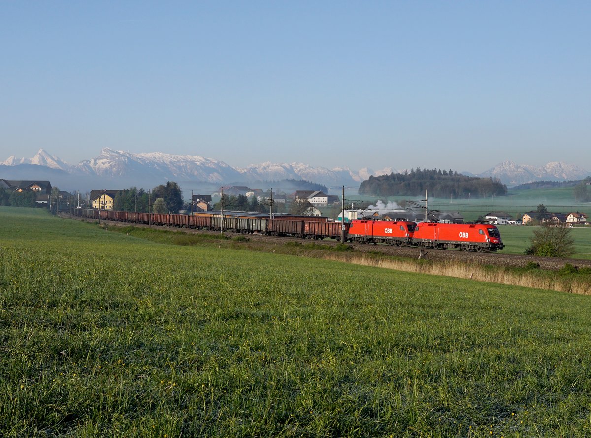 Die 1116 125 und die 1116 053 mit einem Kohlezug am 30.04.2017 unterwegs bei Weng.