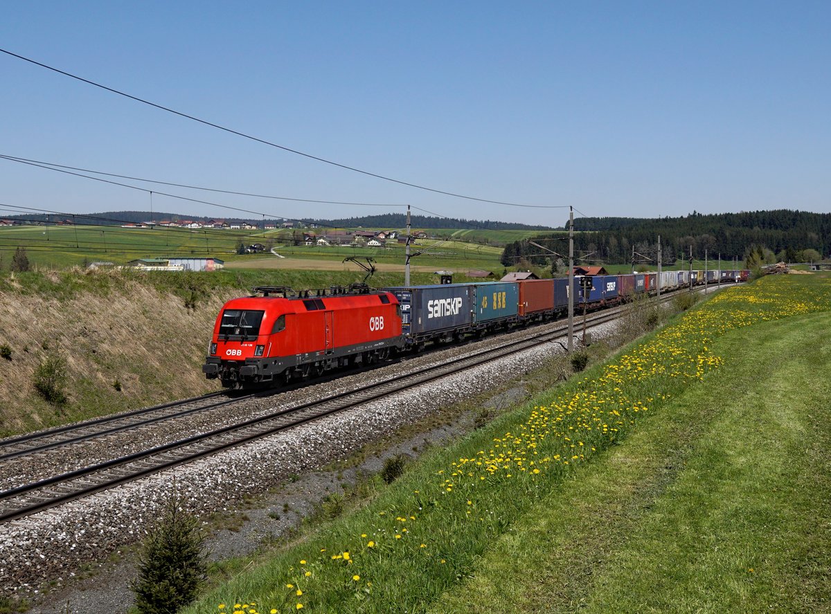 Die 1116 126 mit einem KLV-Zug am 30.04.2017 unterwegs bei Pöndorf.