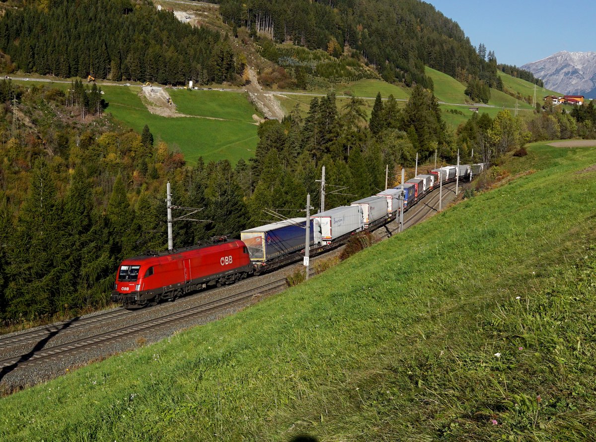 Die 1116 141 mit einer RoLa am 12.10.2017 unterwegs bei Matrei am Brenner.