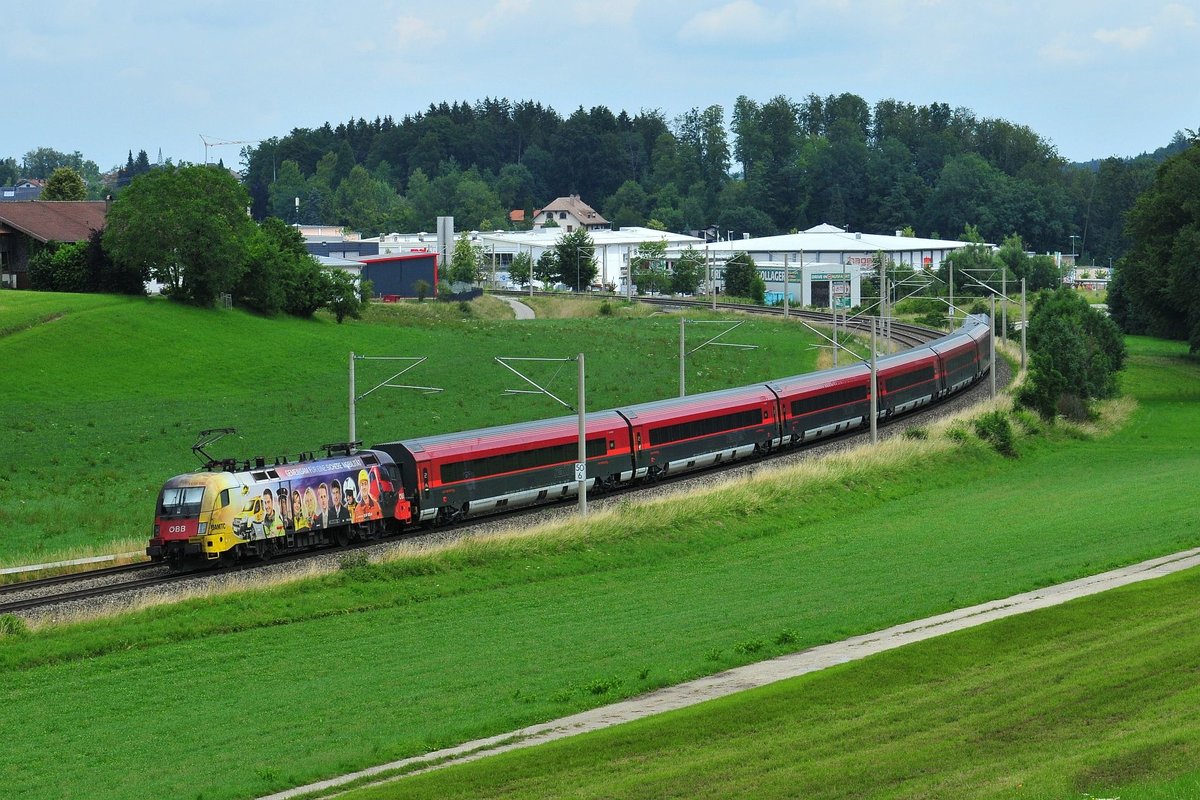 Die 1116 153-ÖAMTC der ÖBB am Zugende eines Railjets in Richtung Salzburg am 24.06.2018 bei Traunstein Haslach.