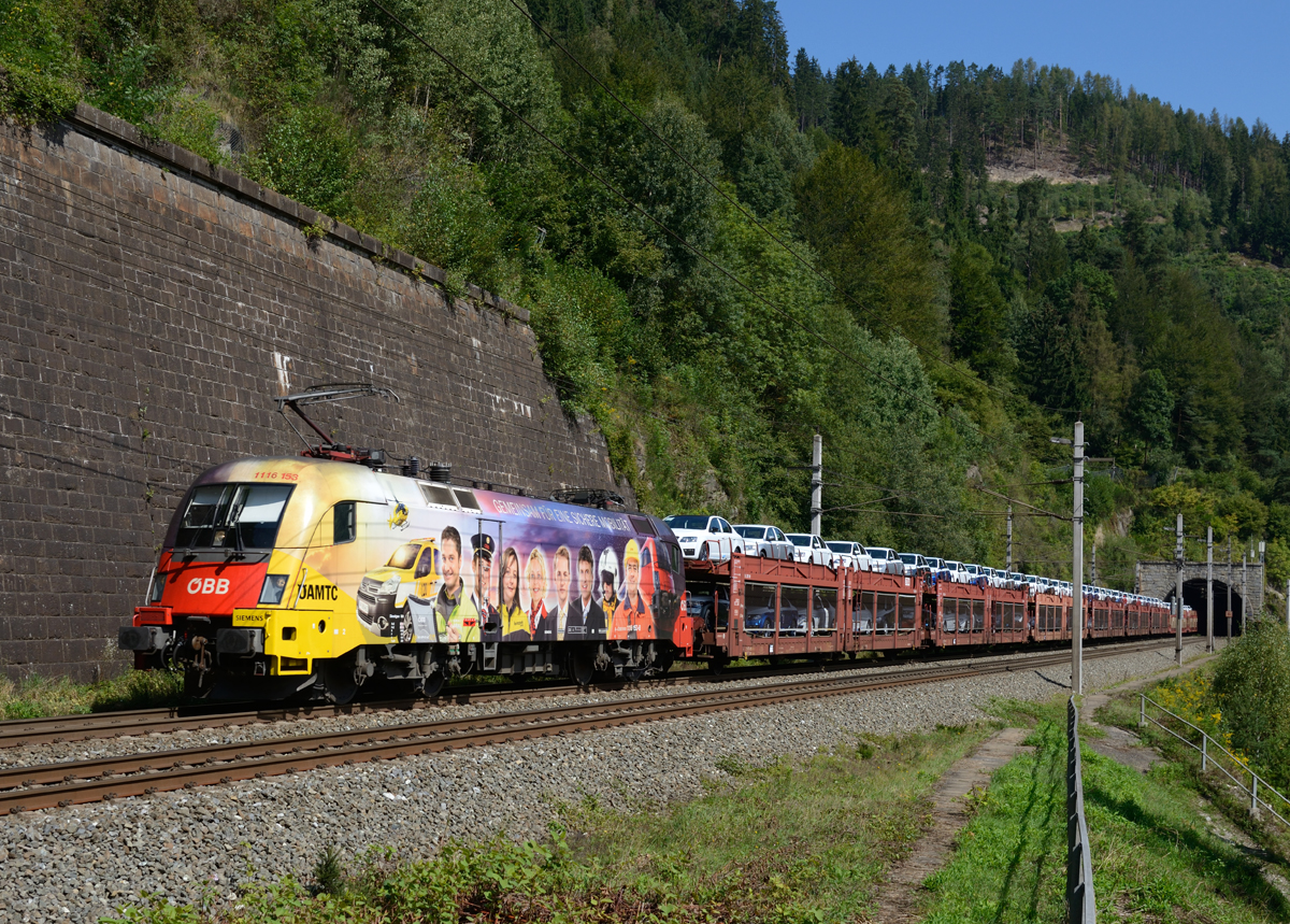 Die 1116 153  ÖAMTC  war am 31. August 2016 mit dem umgeleiteten Skoda-Autozug 49415 nach Jesenice unterwegs, und wurde von mir während der Ausfahrt aus dem 5460 Meter langen Galgenbergtunnel fotografiert. 