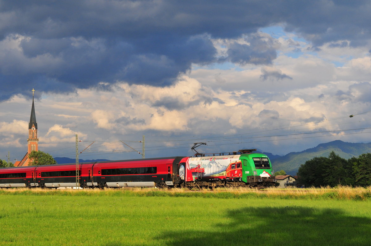 Die 1116-159  150 Jahre Brennerbahn  vor einem Railjet der ÖBB bei Übersee am Chiemsee in Bayern am 12.07.17