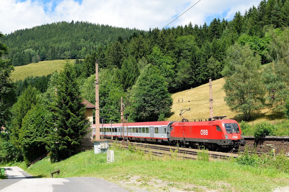 Die 1116 180 bespannte am 29. Juli 2017 bei Breitenstein den EC158 von Zagreb nach Wien.