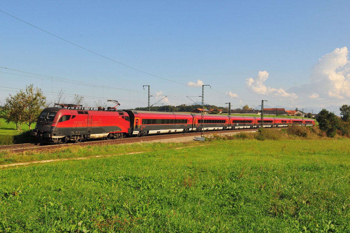 Die 1116 208 der ÖBB mit einem Railjet 30.09.17 bei Hörafing in der Nähe von Teisendorf.
