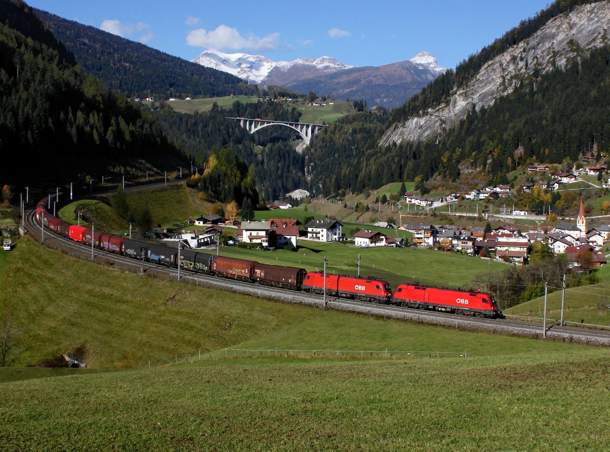 Die 1116 268 und die 1016 046 mit einem Stahlzug am 22.10.2016 unterwegs bei St. Jodok.