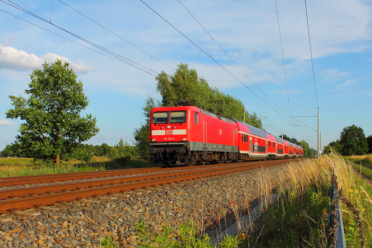 Die 112 102-9 mit dem RE 4364 auf der RE 5 nach Rostock am 01.06.2016 in Nassenheide.	

