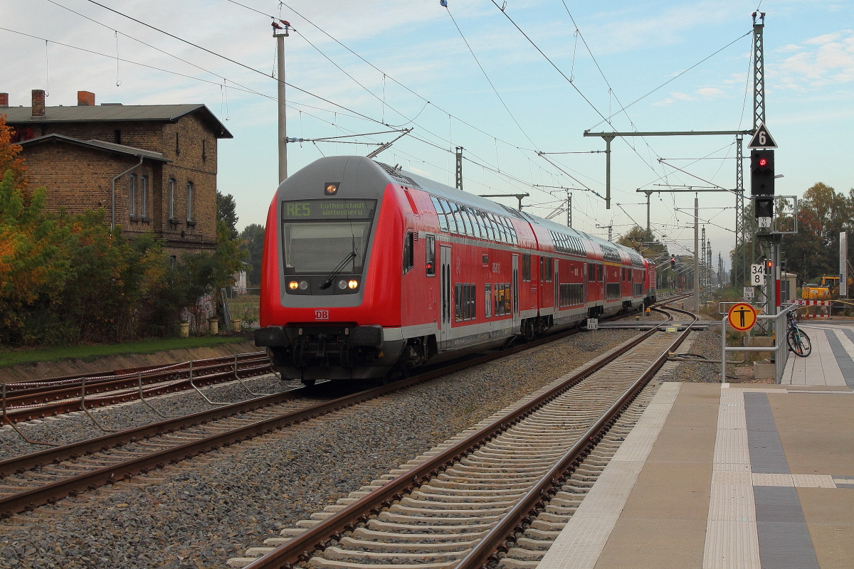 Die  112 104 schiebt den RE 5 aus Rostock Hbf nach Lutherstadt Wittenberg, so gesehen bei der Durchfahrt am 03.10.2013 in Nassenheide.
