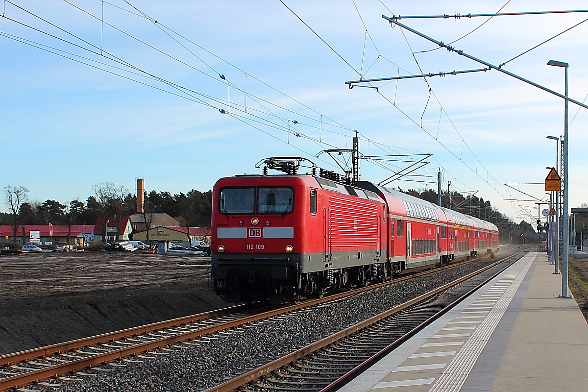 Die 112 109 mit dem RE 18512 auf der RE 5 von Falkenberg (Elster) nach Stralsund Hbf am 10.02.2014 in Nassenheide.