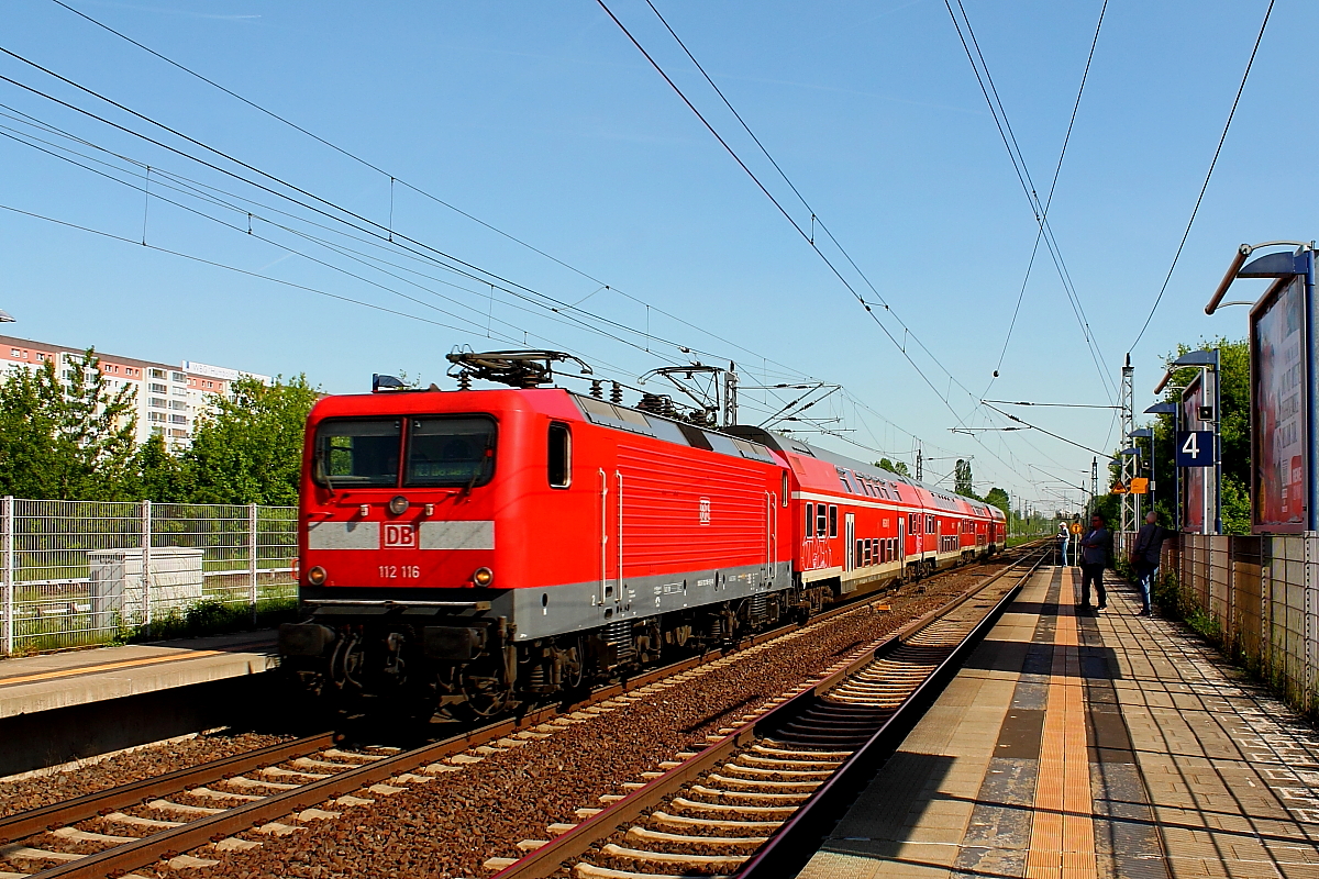 Die 112 116 mit dem umgeleiteten RE 3314 von Berlin Hbf (tief) nach Stralsund Hbf bei der Durchtahrt am18.05.2017 in Berlin-Hohenschönhausen.