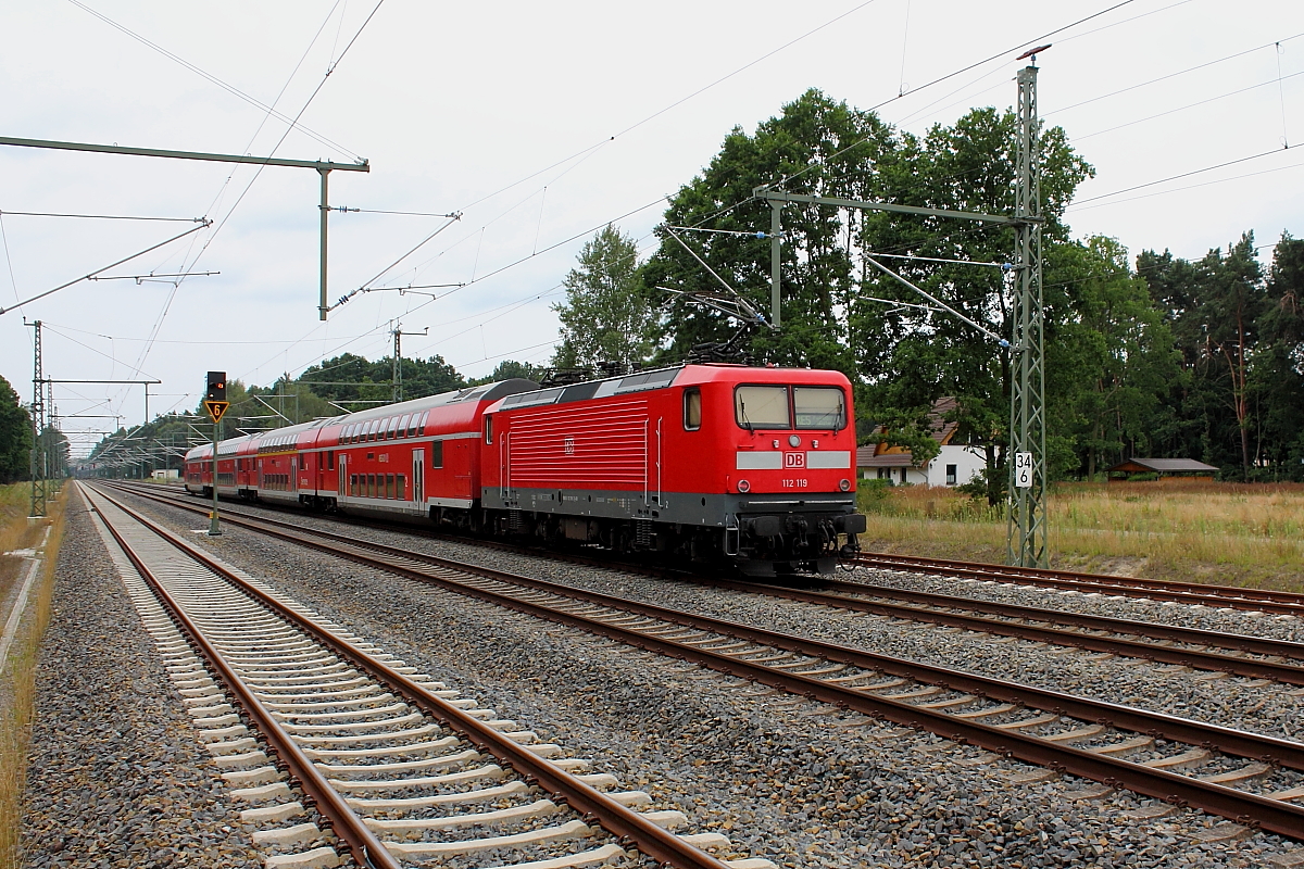 Die 112 119 schiebt am 24.07.2014 den RE 18511 durch Nassenheide nach Falkenber/Elster.